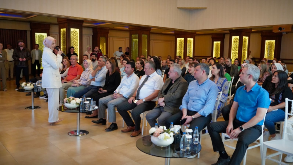 Görevden alınan il milli eğitim müdürü kurum personeli ile vedalaştı