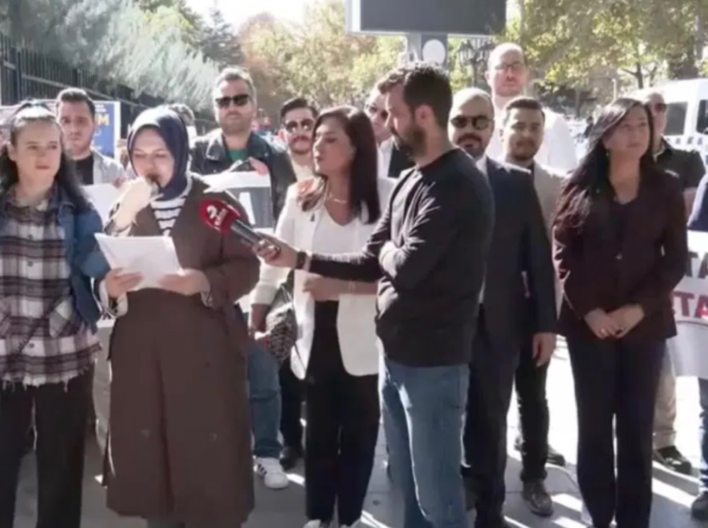 Mülakat mağduru öğretmenlerden MEB önünde eylem ve açıklama