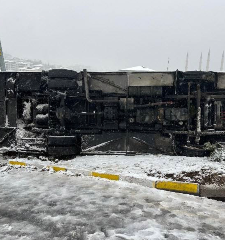 Yoğun kar yağışında trafik kazası: 14 yaralı var