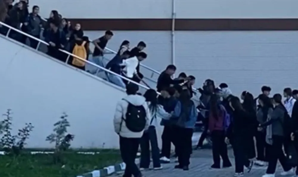 Eli Sopalı Magandalar Okul Bastı, Öğrenciyi Yaraladı!