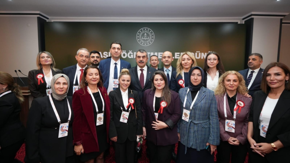 Yılın öğretmeni seçilen yazarımız Ecem Muslu önce Bakan Tekin’le sonra kaymakamla görüştü